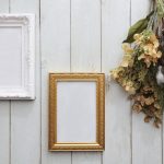 額縁をおしゃれに飾るには？部屋になじむ選び方と飾り方を解説
