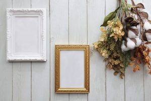 額縁をおしゃれに飾るには？部屋になじむ選び方と飾り方を解説