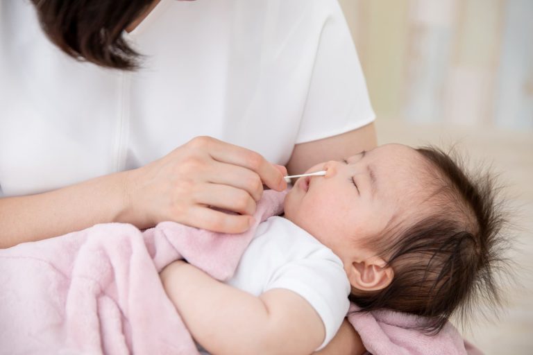 子どもの鼻水を自宅でケアするには？鼻水吸引器の電動・手動タイプを比較